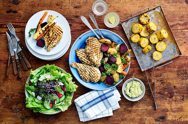 Har du färska örter som börjar tröttna? Släng dem inte, gör ett örtsmör istället. Gott och enkelt att ha redo i frysen. I det här receptet signerat Sveriges mästerkock 2019, Gabriel Jonsson, serveras örtsmöret med nygrillad kyckling och ugnsrostade grönsaker. Mums!