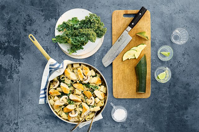 Kycklingpasta är en klassiker till vardagsmiddagen med familjen och perfekt när du får besök. Just den här kycklingrätten är signerad Gabriel Jonsson, vinnare av Sveriges mästerkock 2019. Välj grönsaker efter säsong och utifrån vad du har hemma  – bättre och enklare blir det inte!