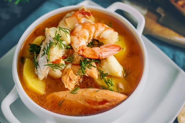 Bouillabaisse är en klassisk fransk fiskgryta med färsk fisk, musslor och räkor.
Här är ett grundrecept att utgå ifrån som passar till en festlig middag!