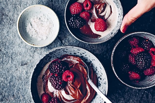 Chokladmousse med saltad mandelgrädde