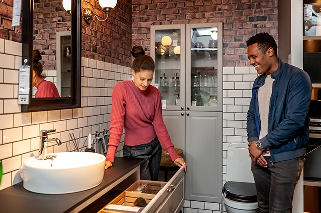 Många passar på att renovera just nu, vilket är en bra investering som kan öka värdet på bostaden. För att ha råd med renoveringen kan ett lån vara ett alternativ. Vad ska man tänka på när man tar ett renoveringslån? Här får du bästa tipsen!