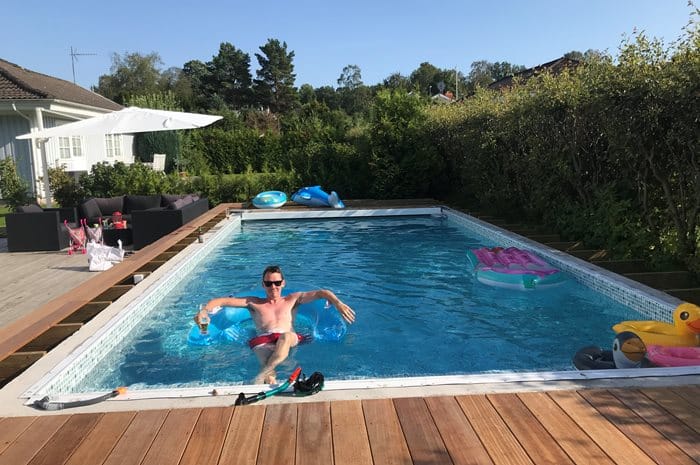 Är det lika härligt som det låter med pool? Vi ställde några frågor till poolägaren Erik Lennartsson som byggde sin egen pool.