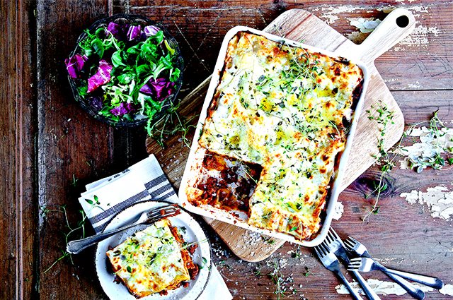 Garanterat den snabbaste lasagne du någonsin lagat! Det här är en lakto-ovo-vegetarisk variant som är utmärkt både till middag och att frysa in till matlådor.