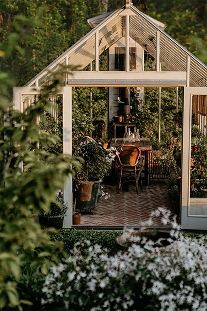 I växthuset finns det gott om plats att sitta.