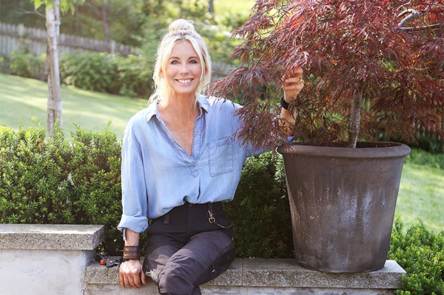 Mästaren på grönt! Häng med in bakom grindarna till trädgårdsmästare Victoria Skoglunds privata drömträdgård. Här tämjer hon träd och gör det vackra lättskött. Vi är idel öra och antecknar alla råd!