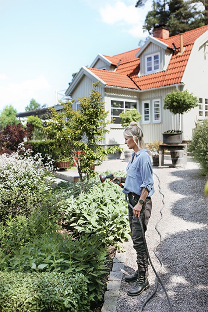 Vattning är en av Victorias favoritsysslor i trädgården.
