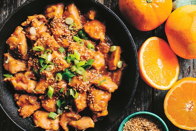 Kocken Zeina Mourtada gör succé i tv-rutan med sin matlagning. Här bjuder hon på urgod apelsinkyckling, populär på många kinakrogar. Här får vi den i Zeinas förenklade vardagsvariant, lättare att laga men minst lika god! Bon appétit!