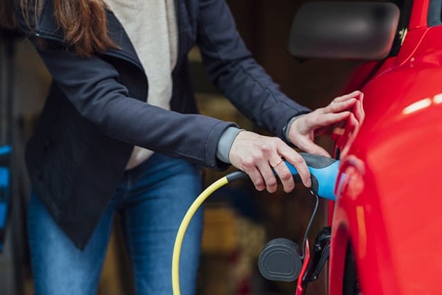 Det är smart att ladda elbilen på natten när elpriset är som billigast.