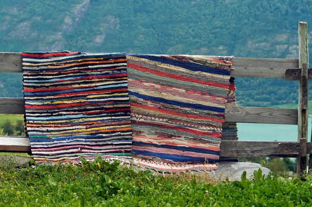 Har du en gammal trasmatta som behöver tvättas? Då kan du testa att såpskura!