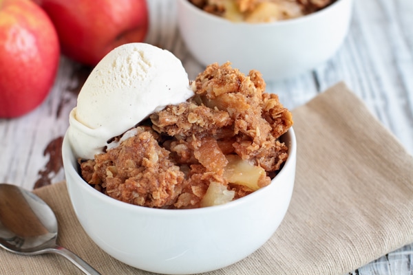 Dags att skörda äpplen? Här är recept på en underbart god och enkel äppelsmulpaj.