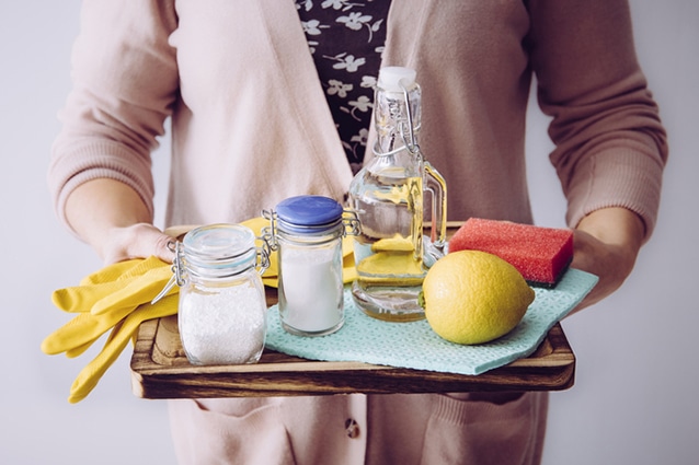 Bikarbonat, citronsyra, ättika och citron är alla exempel på miljövänliga rengöringsmedel.