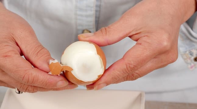 Äter du halvtrasiga ägg till frukost varje morgon? Sjukt irriterande, vi vet! Men det finns ett galet enkelt knep som ger dig perfekta ägg  – varje gång!