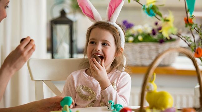 Varför firar vi påsken? Och varför kryllar det av ägg och harar överallt? Här ger vi dig en guide till svenska påsken.