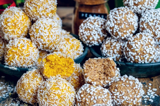 Älskar du chokladbollar? Då är det här julens bästa recept för dig! Så här enkelt gör du mumsiga saffran- och pepparkaksbollar.