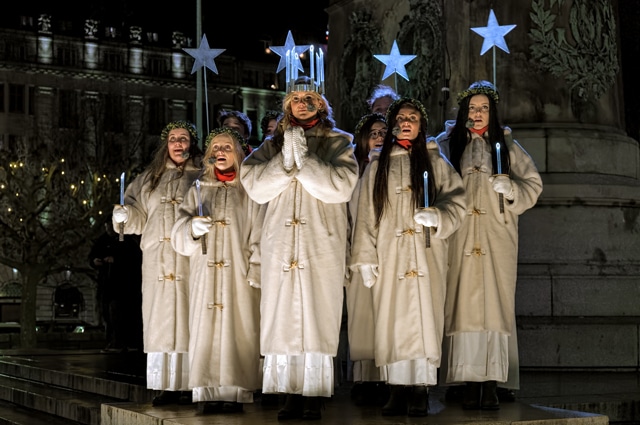 Varför firar vi lucia? Och vad ska man bjuda på luciafikat om man är sugen på något annat än lussebullar? Här är allt du behöver veta!