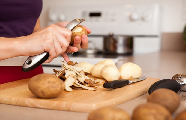 Avskyr du också att skala potatis? Då har vi knepet för dig. Nu behöver du aldrig mer slösa tid och energi på skalande!