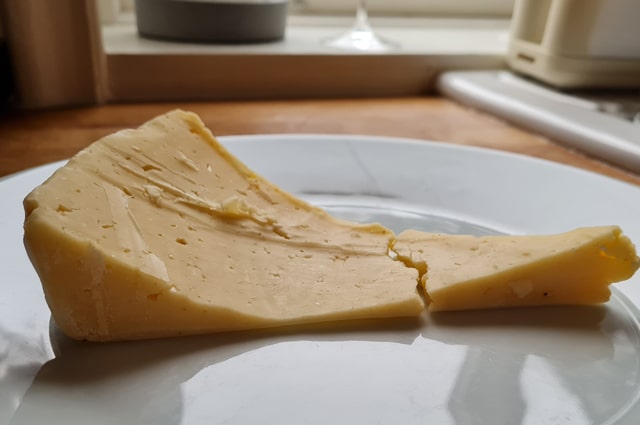 Blir du också galet irriterad när du ska hyvla ostskivor från en ost som ser ut som en skidbacke? Här är hemliga knepet för att slippa problemet (och alla frukostbråk!).