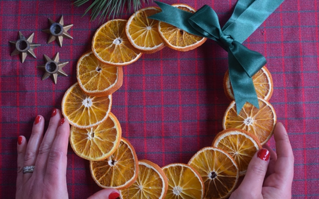 Julpyssel: Så gör du en vacker apelsinkrans!