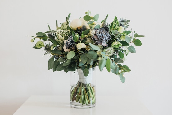 Eukalyptus i en blandad bukett med julros, stjärnflocka, veronika, nejlika och pion.