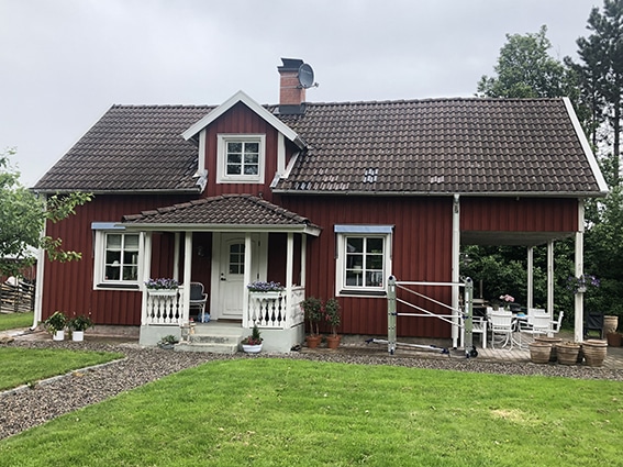 Före och efter takmålning.