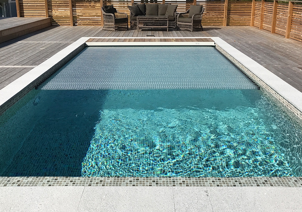 Pool med helautomatiskt lamelltäcke.