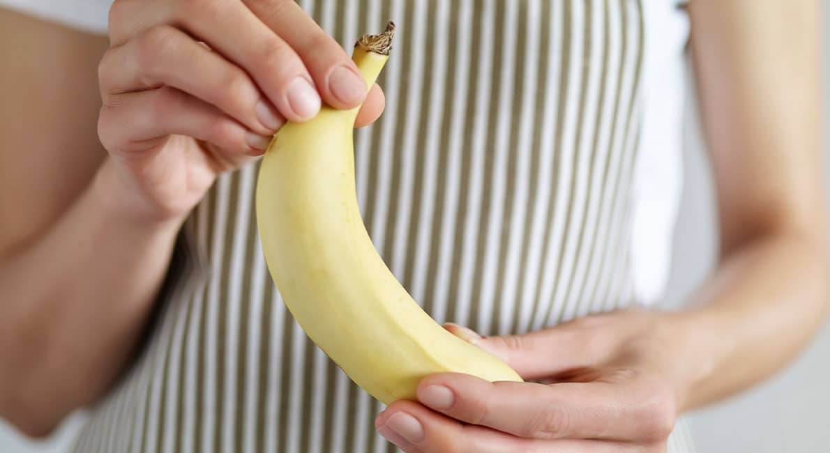 Att skala en banan kan man väl bara göra på ett sätt, eller? Svaret är: nej! Och inte nog med det, det vanligaste sättet många av oss skalar på är helt fel!