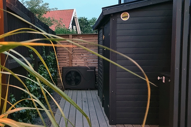 Göm undan poolvärmepumpen så den inte syns. Foto: Poolgiganten