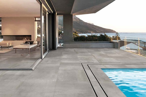 Granitkeramikplattan Capri i färgen Beton Lime, här med poolränna för bättre dränering.