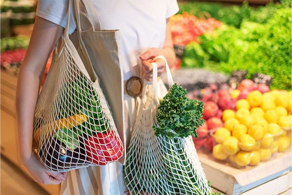 Återanvänd dina matpåsar! En tygkasse kräver mycket energi och kemikalier vid tillverkning, men är okej om du använder den i flera år.