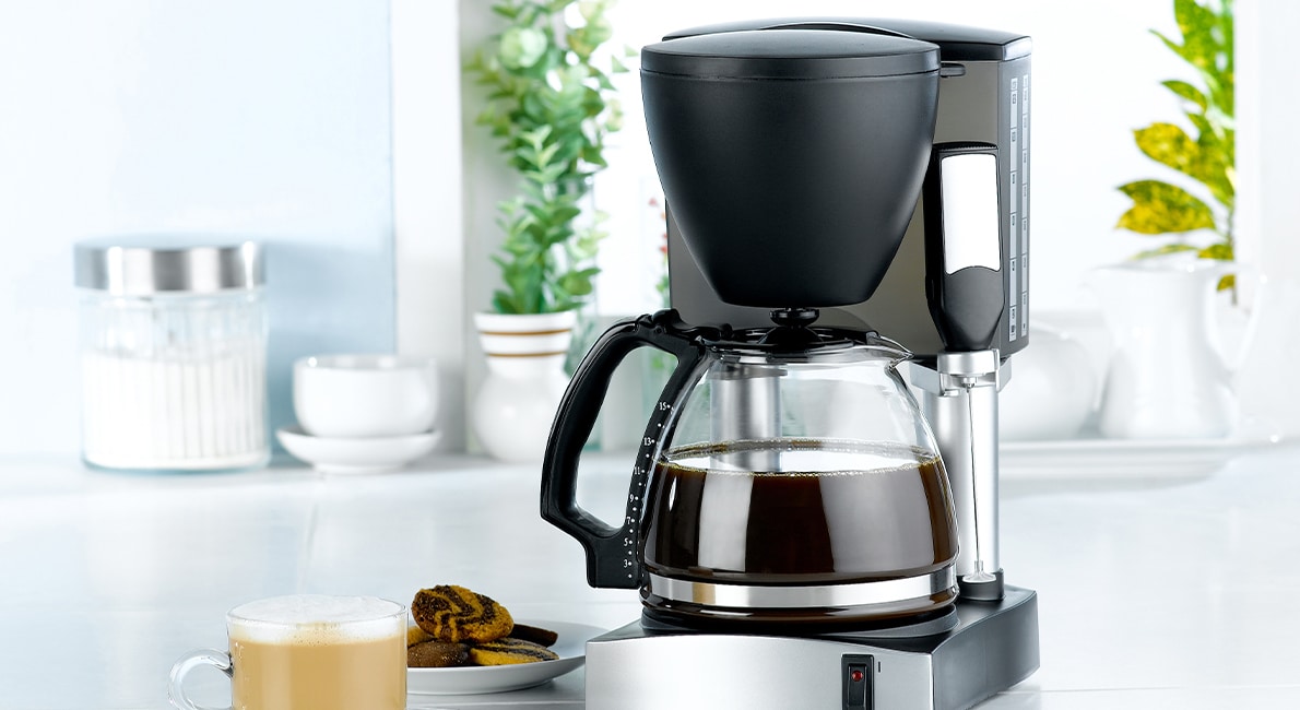 Är du en van kaffedrickare som använder bryggaren varje dag? Då kan det vara dags att rengöra den! Här går vi igenom hur du bäst och enklast avkalkar kaffebryggaren.