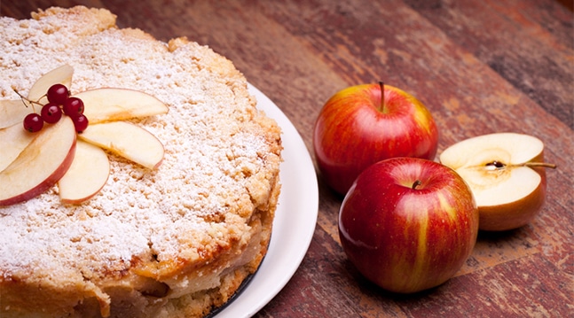 Finns det något godare än sockerkaka? Det tycker inte vi! Här är ett recept på sockerkaka med äpple och kanel  – mums!
