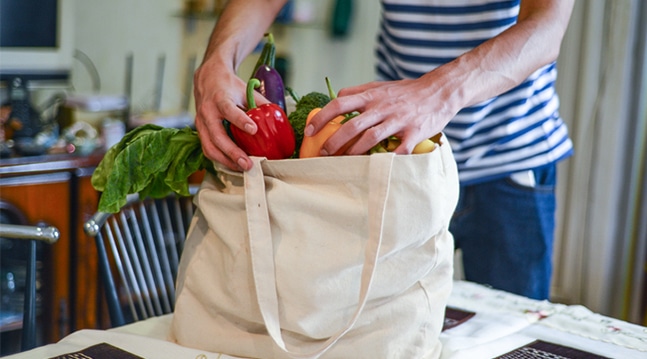Genom att förvara frukt och grönsaker rätt, kan du förlänga hållbarheten och minska matsvinnet. Här listar vi vad som bör ligga framme och vad som mår bättre av att stoppas in i kylen.