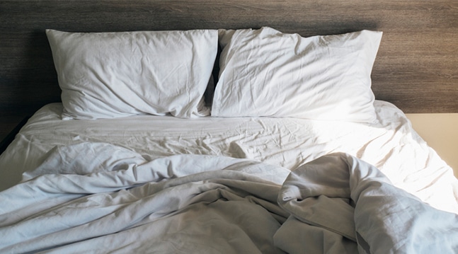 Därför ska du INTE bädda sängen direkt på morgonen