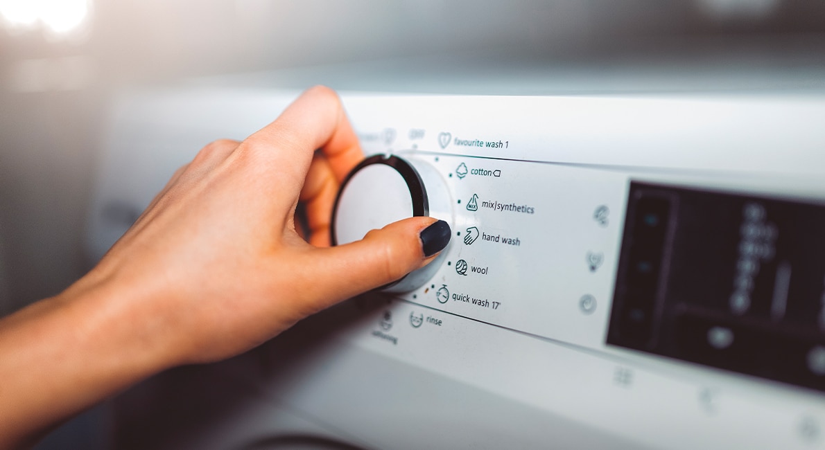 Vad kan du göra som villaägare när elpriset är rekordhögt? Här ger energiexperten Helena Holm på Energimyndigheten sina 16 bästa tips för att enkelt sänka elförbrukningen.