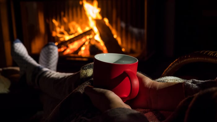 Ett högt elpris får försäkringsbolaget Folksam att gå ut med en varning om stor oro för ökade villabränder i höst och vinter. Det här är viktigt att tänka på om du eldar!