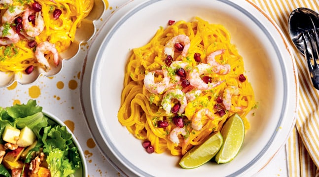 Gyllengul saffranspasta med räkor och citrus. En härligt lättlagad och vacker middag!