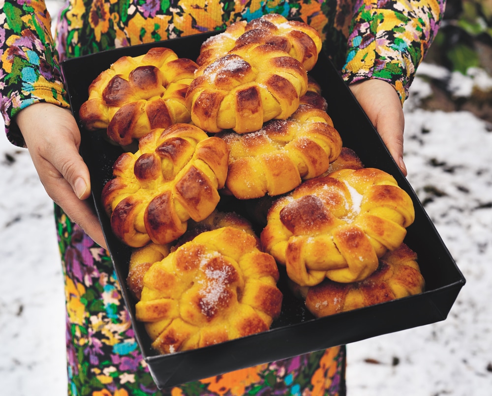 Matbloggaren Zeina Mourtadas saffransbullar med vaniljkräm brukar skapa en riktig hajp i sociala medier varje jul. Baka själv så förstår du varför!