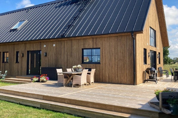 Vad passar ditt hus? Utbudet av energibesparande fönster är stort med allt från modernt svart i utförande till gammaldags stil.
