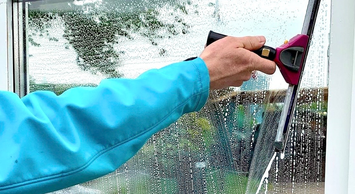 Få saker har så synlig effekt som en fönsterputsning nu när vi vill njuta av vårsolen. Men hur gör man? Metoderna är många och alla har sin åsikt. Här delar ett riktigt proffs med sig av sina kunskaper. Vad funkar bäst  – och vad funkar inte alls?