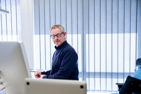 Torbjörn Malmqvist har testat de flesta fönsterputsningsmetoder – och vet vad som funkar.