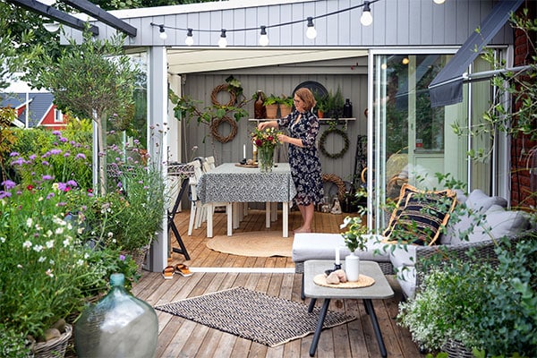 I uterummet har Hanna satsat på värmetåliga växter som fikon, citron och pelargoner. Innanför isolerplasttaket har hon satt upp skuggardiner. Foto: Mette Ottosson.