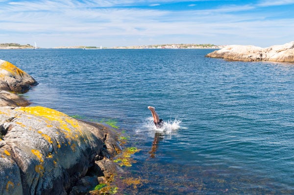 Det går att få till en härlig ledighet även om semesterkassan är skral  – här är tipsen för en plånboksvänlig sommar!