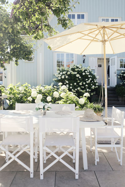 Äppelträdet ger mjuk, vandrande skugga, och här äter familjen lunch och middag.