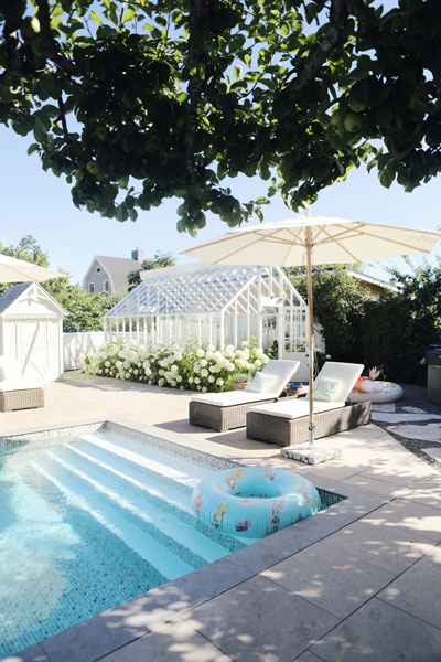 De fyra breda, vita trappstegen är specialbeställda och lyfter poolens utseende.