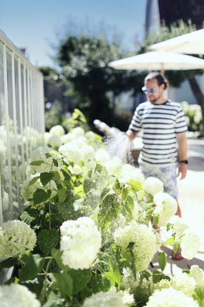 Mårten har byggt poolhuset, och där finns pump, filter och annat som krävs för poolen. Och den välskötta trädgården är hans verk.
