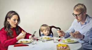 Fastnat i meningslöst scrollande, mobilspel och sociala medier?
 – Skärmarna är beroendeframkallande, men det går att bryta mönstret, säger hjärnforskaren Katarina Gospic.