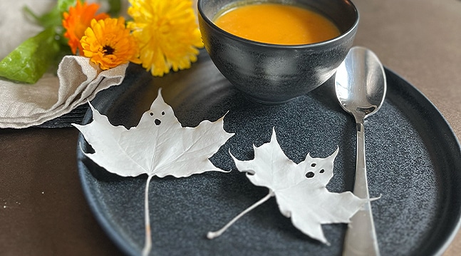 Några löv och lite färg blir vips till fina halloween-dekorationer! Så här gör du vårt skrämmande enkla pyssel och målar löv steg för steg.