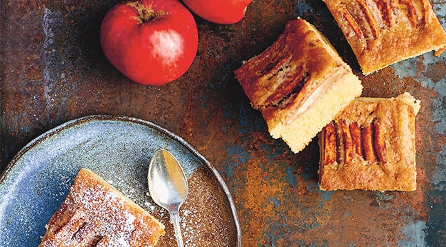 Ta vara på äppelskörden och baka äppelrutor med smak av kanel och kardemumma. Försvinnande goda och perfekta när man ska fixa fika till många.