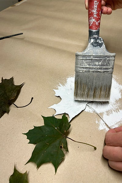 Måla löv och skapa söta spöken – roligt pyssel till halloween - Vi i Villa
