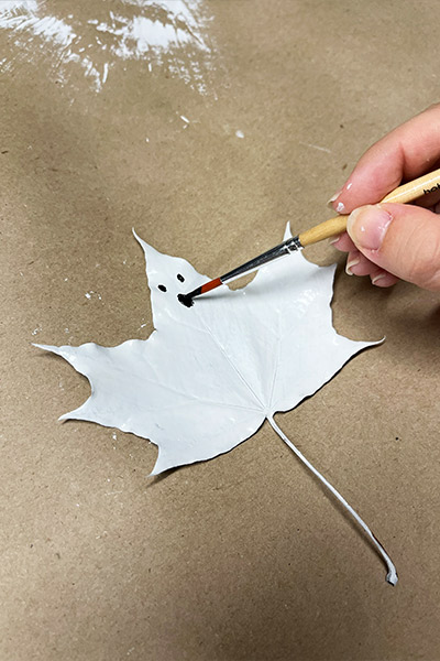 Måla löv och skapa söta spöken – roligt pyssel till halloween - Vi i Villa